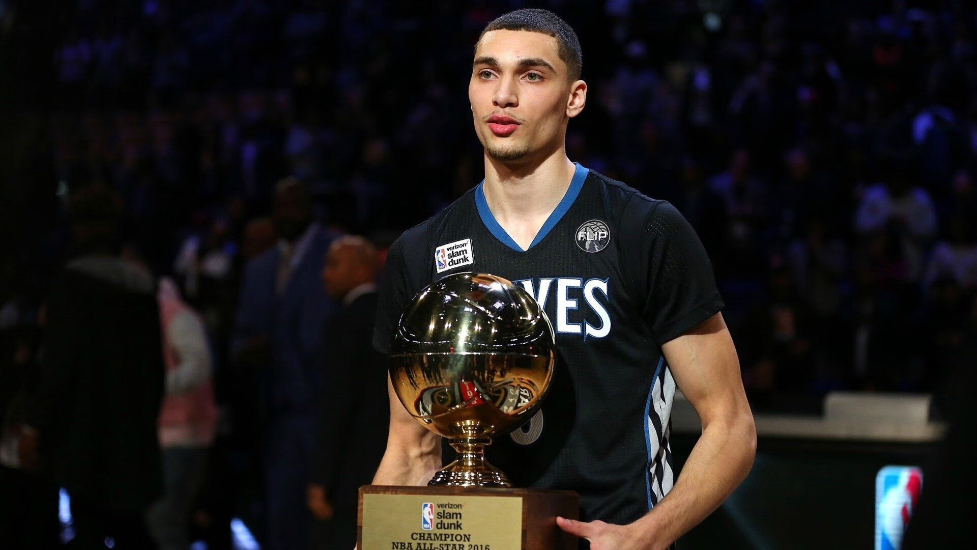 争议判罚总结：这一夜裁判让球迷怒火中烧，篮球裁判争球在哪里发球